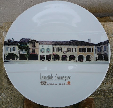 representation sur porcelaine "place royale" Labastide d'Armagnac